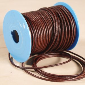 Cordón redondo de cuero marron antiguo detalle