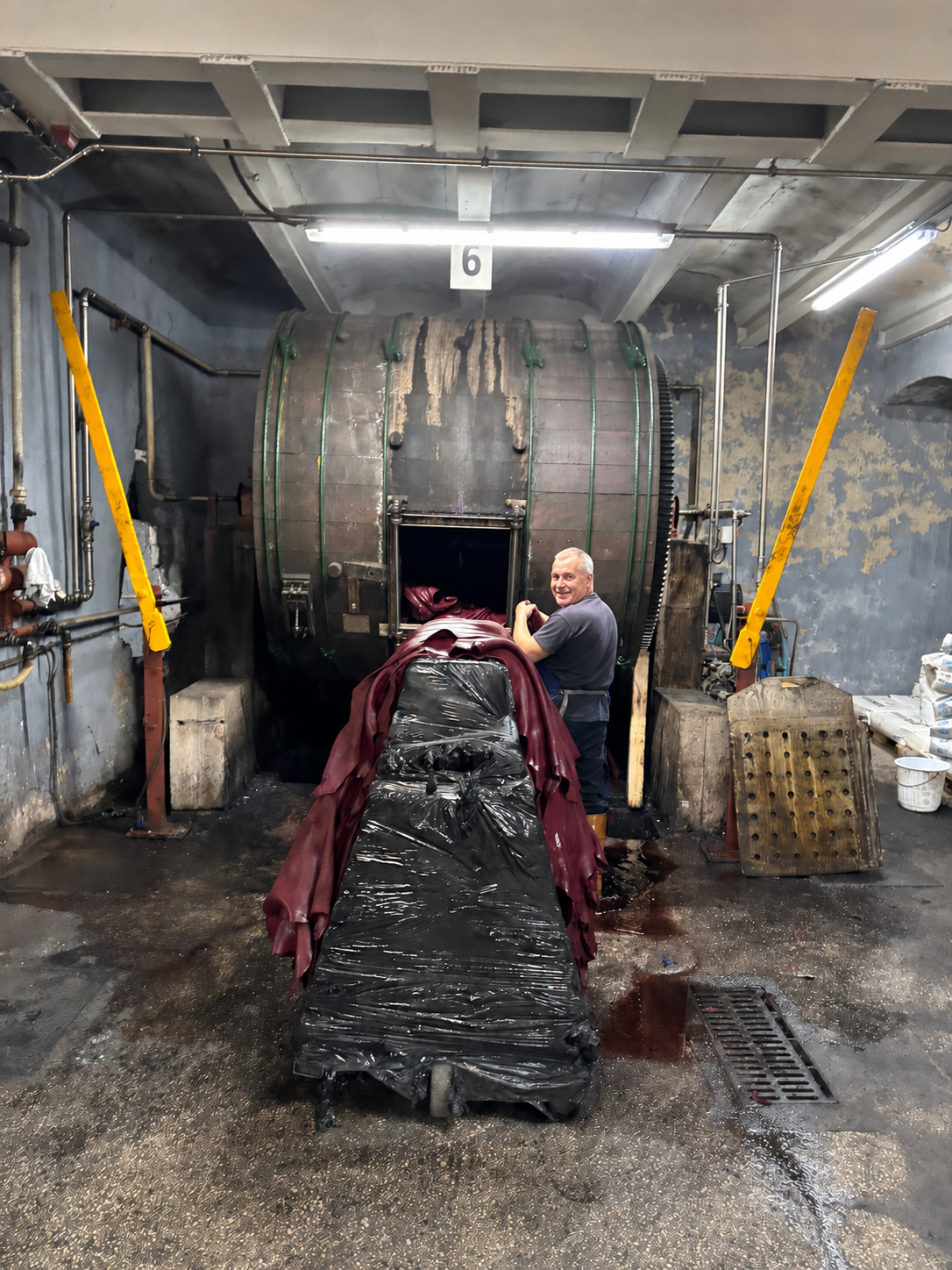 Curtidores trabajando en Igualada