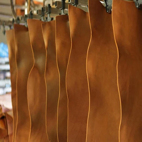 Pieles de curtición vegetal colgadas en la curtiduría